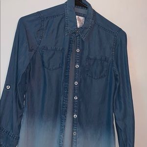 A long sleeve bottom multiple blue color shirt